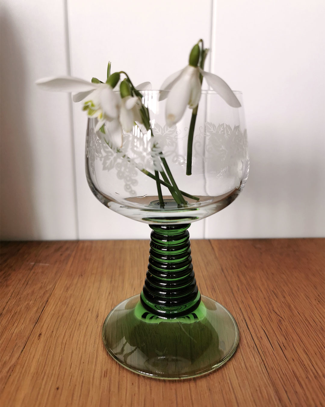 "Römerglas" mit Muster und grünem Stiel