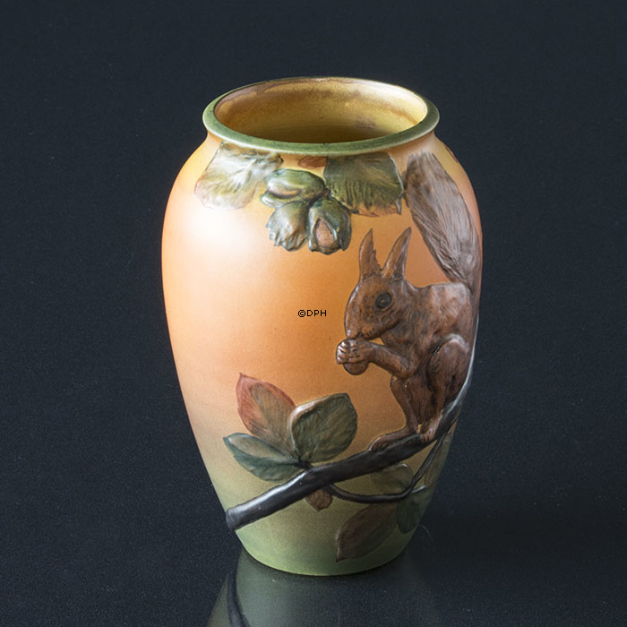 Ipsen Vase mit Eichhörnchen, Nr. 795