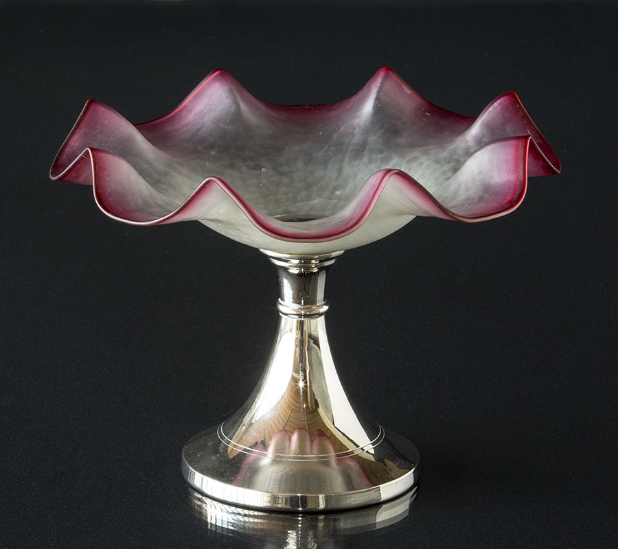 Kuchenschale auf Fuß mit welliger Pink Schale ø23cm