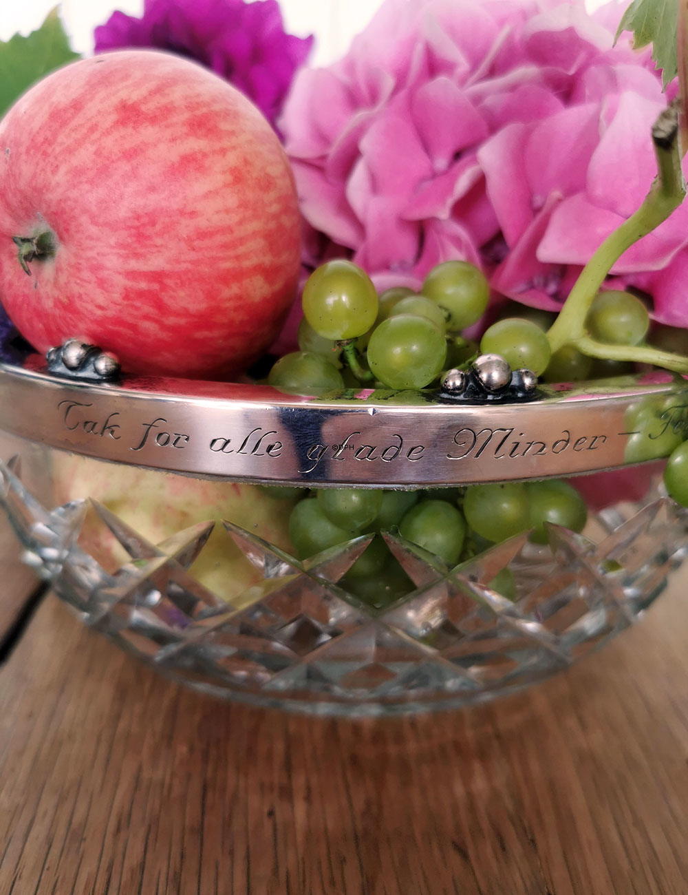 Kristallglasschale mit Schliffen und Silberrand mit Inschrift.