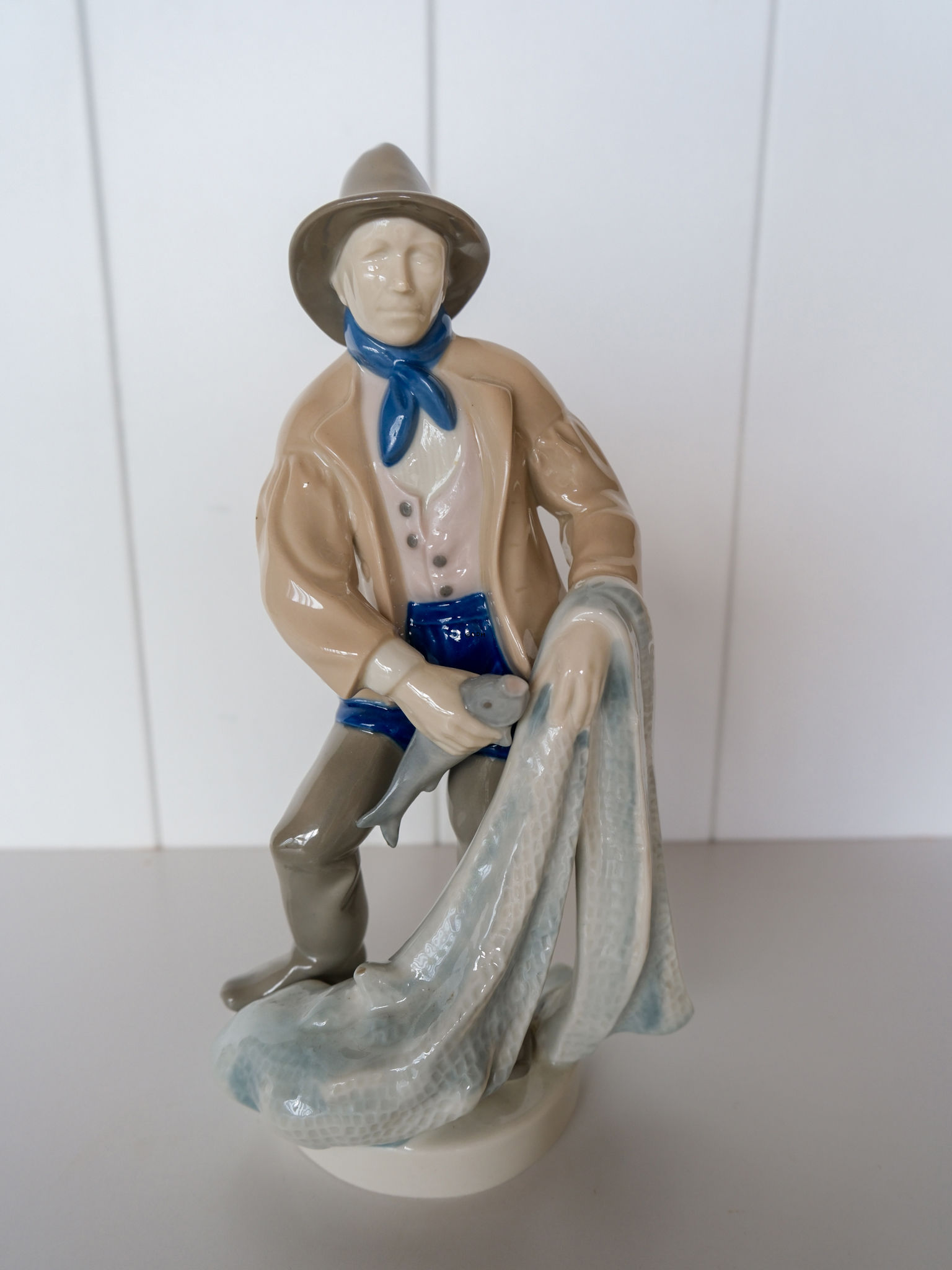 Figur eines Fischers mit Netz, gekennzeichnet GDR 10020
