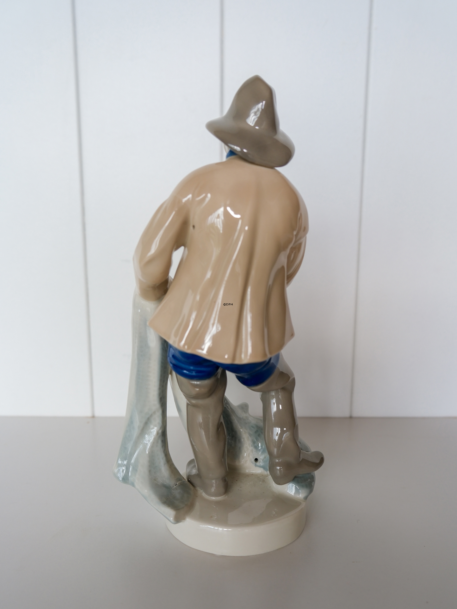 Figur eines Fischers mit Netz, gekennzeichnet GDR 10020