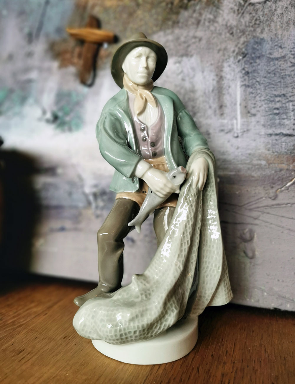 Figur eines Fischers mit Netz, gekennzeichnet GDR 10020