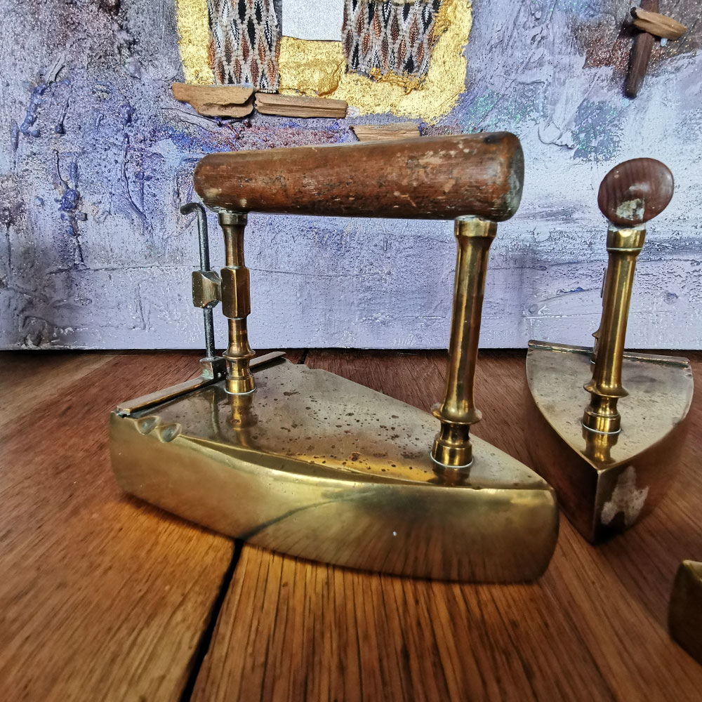 Messing Bügeleisen mit Öffnung auf der Rückseite mit intaktem Heizstein (10)