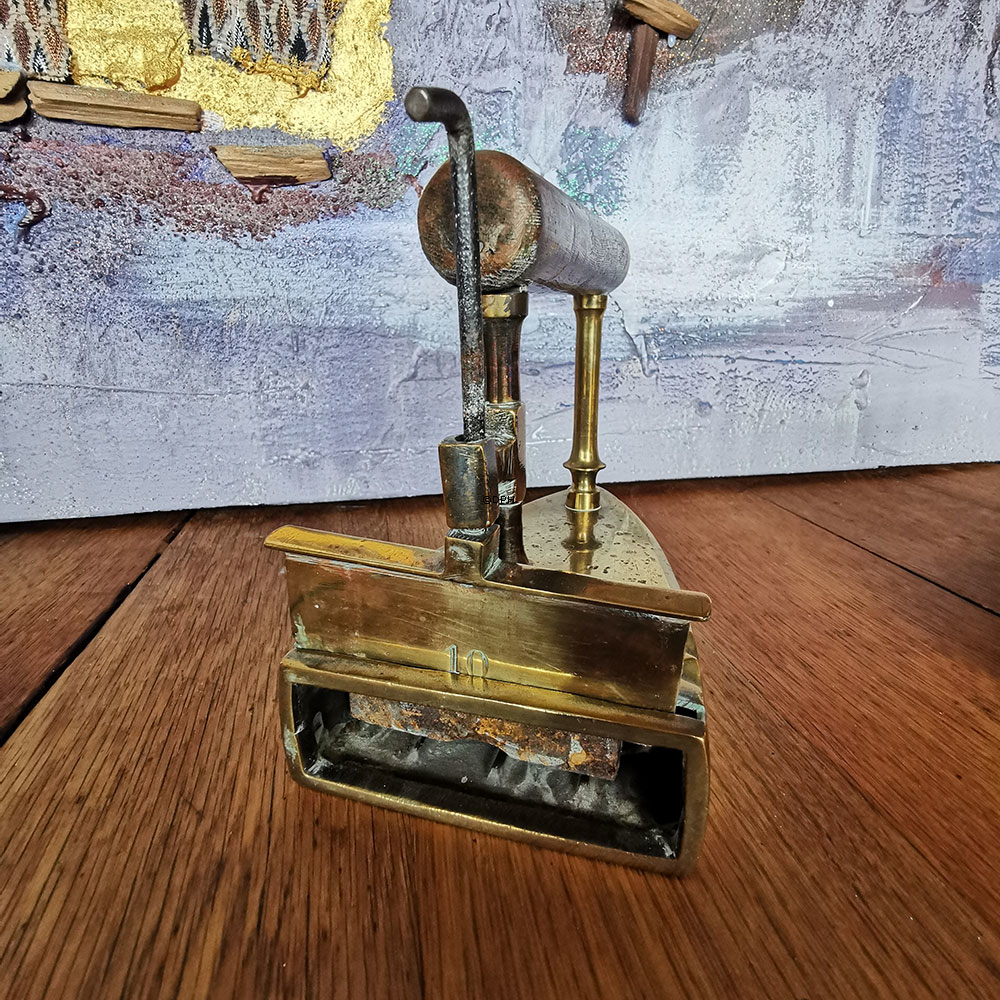 Messing Bügeleisen mit Öffnung auf der Rückseite mit intaktem Heizstein (10)