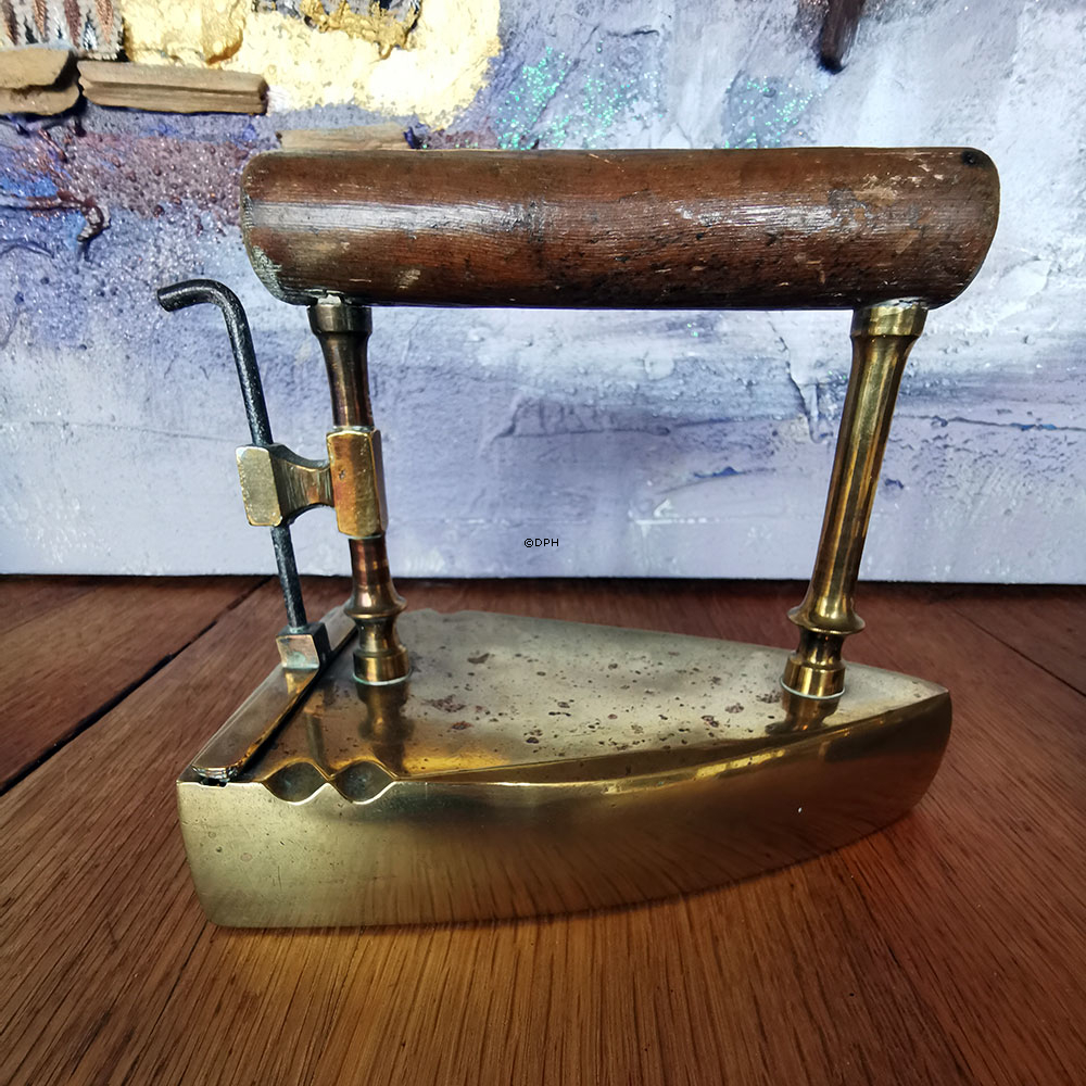 Messing Bügeleisen mit Öffnung auf der Rückseite mit intaktem Heizstein (10)