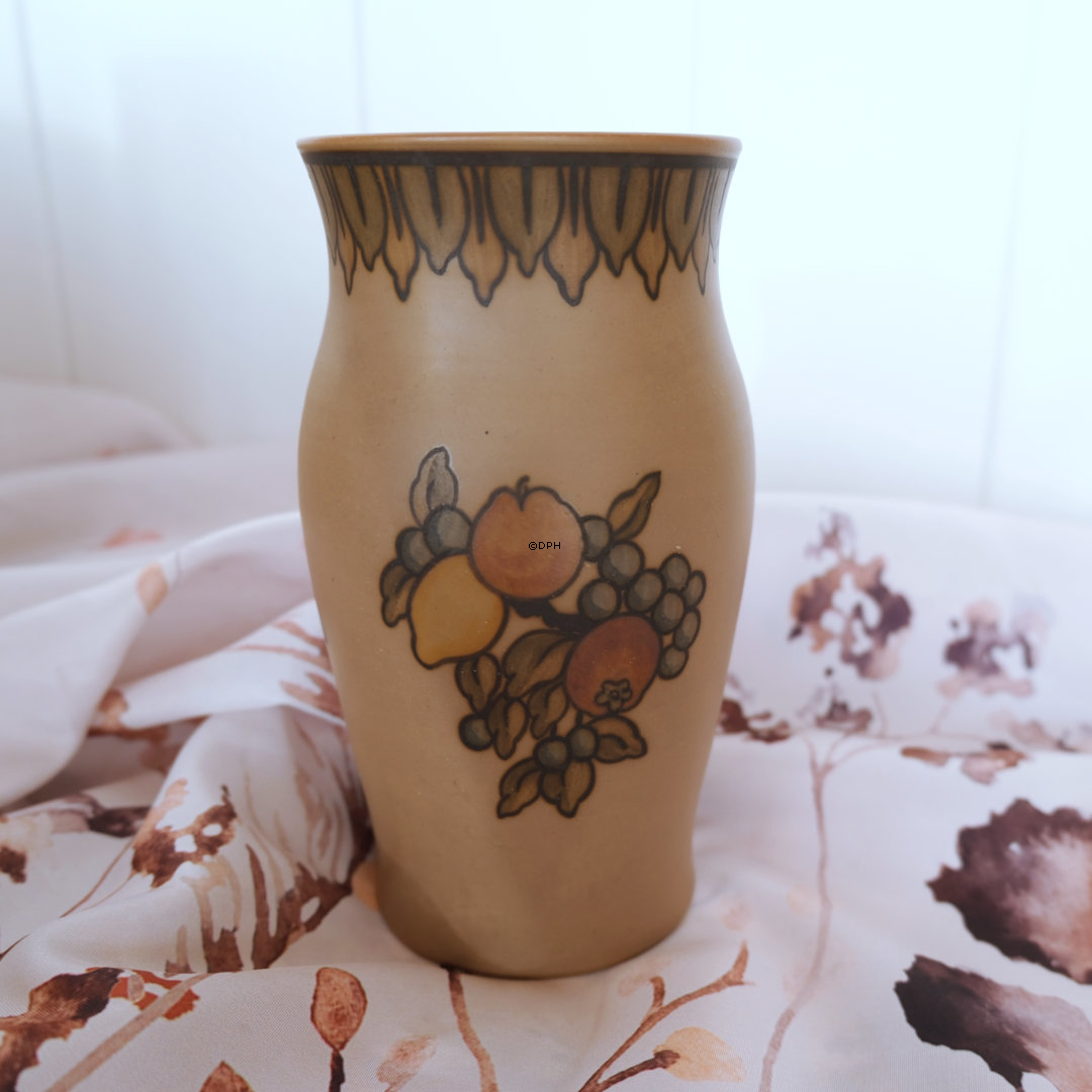 Hjorth Vase Nr. 47 mit Früchten
, Bornholmer Keramik