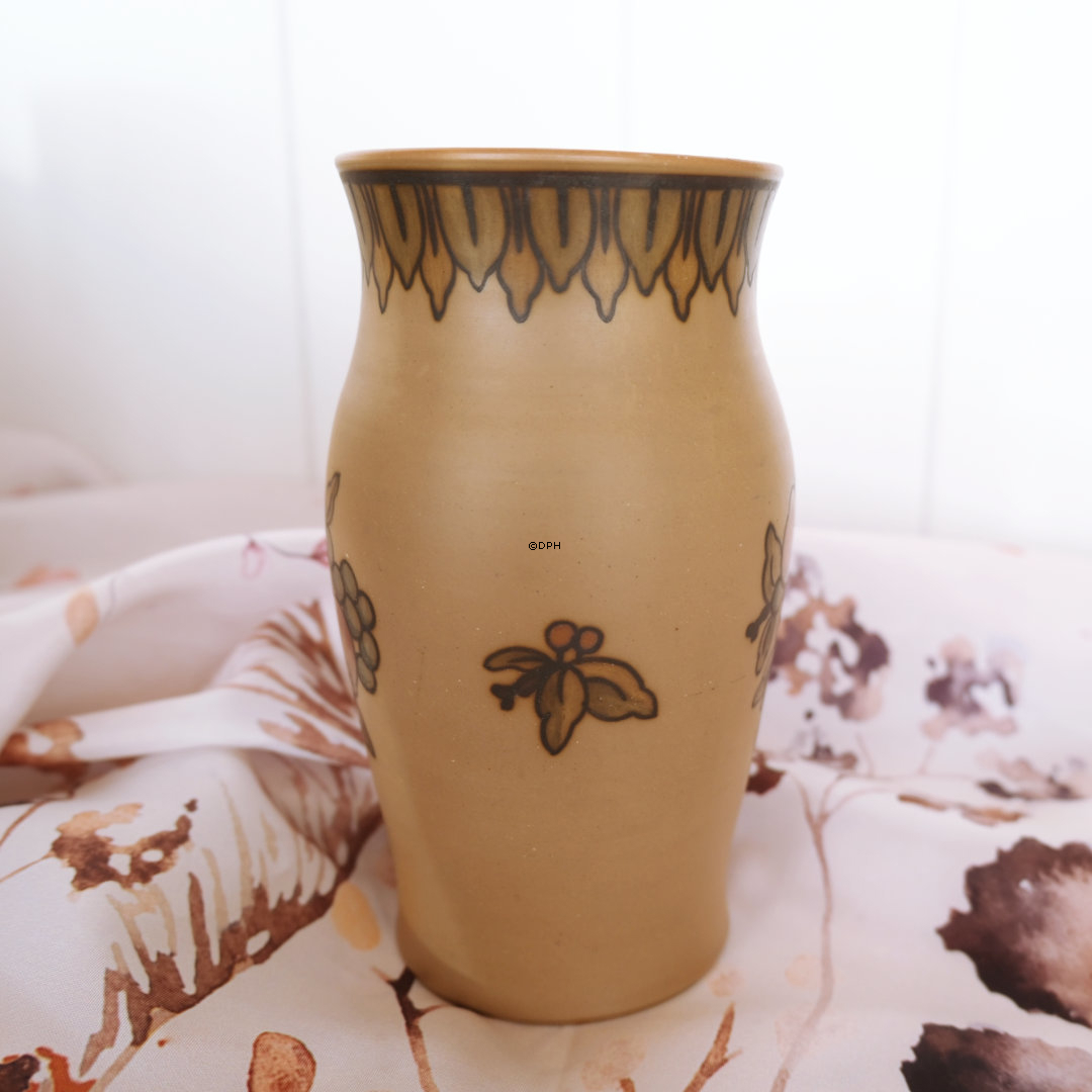 Hjorth Vase Nr. 47 mit Früchten
, Bornholmer Keramik