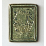 Relief mit Fischermann mit Hund in seinem Boot, Søholm, Steinzeug Nr. 3506