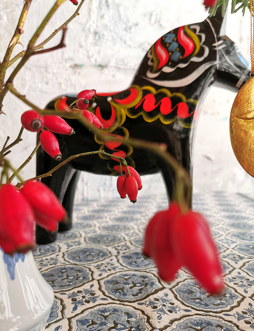 Dalar Pferd von Holz in Schwarz mit Verzierung