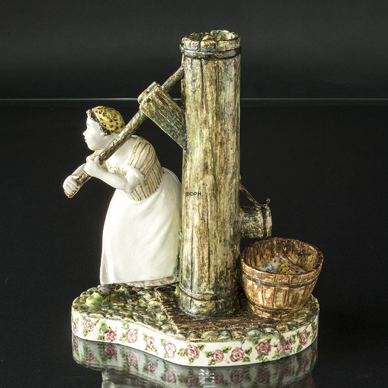 Seltene Bode Willumsen Figur, Frau von Brunnen, signiert Bode Willumsen. Vand er Vand - Den kan en ko se (Wasser ist Wasser - Eine Kuh kann es sehen), 1947, Royal Copenhagen Stoneware, - MIT BRENNFEHLERN