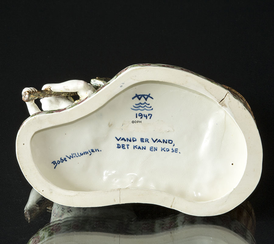 Seltene Bode Willumsen Figur, Frau von Brunnen, signiert Bode Willumsen. Vand er Vand - Den kan en ko se (Wasser ist Wasser - Eine Kuh kann es sehen), 1947, Royal Copenhagen Stoneware, - MIT BRENNFEHLERN