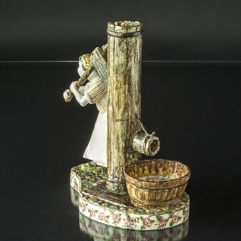 Seltene Bode Willumsen Figur, Frau von Brunnen, signiert Bode Willumsen. Vand er Vand - Den kan en ko se (Wasser ist Wasser - Eine Kuh kann es sehen), 1947, Royal Copenhagen Stoneware, - MIT BRENNFEHLERN