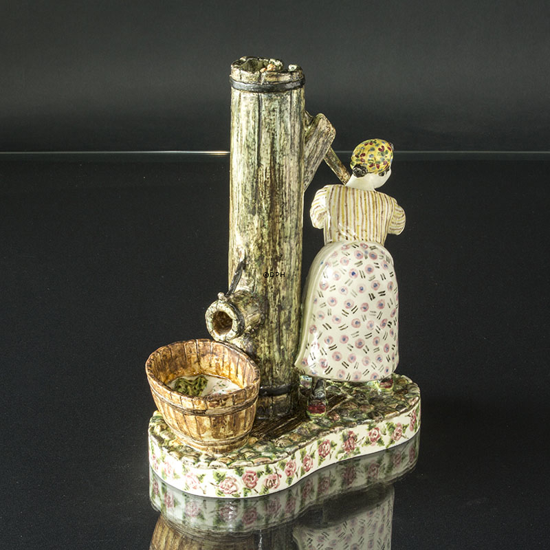 Seltene Bode Willumsen Figur, Frau von Brunnen, signiert Bode Willumsen. Vand er Vand - Den kan en ko se (Wasser ist Wasser - Eine Kuh kann es sehen), 1947, Royal Copenhagen Stoneware, - MIT BRENNFEHLERN