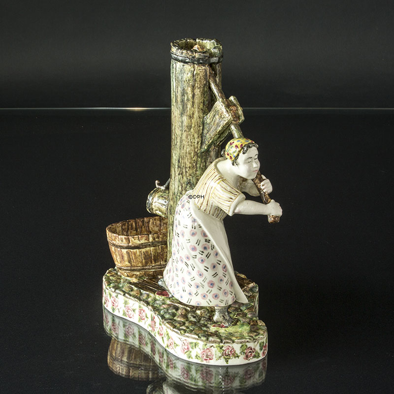 Seltene Bode Willumsen Figur, Frau von Brunnen, signiert Bode Willumsen. Vand er Vand - Den kan en ko se (Wasser ist Wasser - Eine Kuh kann es sehen), 1947, Royal Copenhagen Stoneware, - MIT BRENNFEHLERN