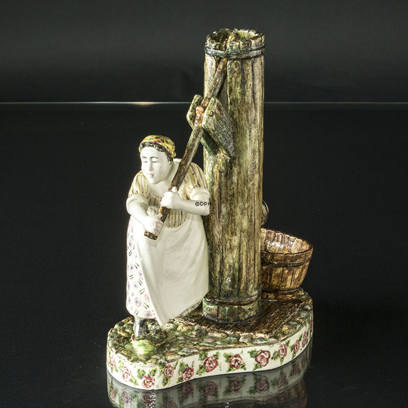 Seltene Bode Willumsen Figur, Frau von Brunnen, signiert Bode Willumsen. Vand er Vand - Den kan en ko se (Wasser ist Wasser - Eine Kuh kann es sehen), 1947, Royal Copenhagen Stoneware, - MIT BRENNFEHLERN