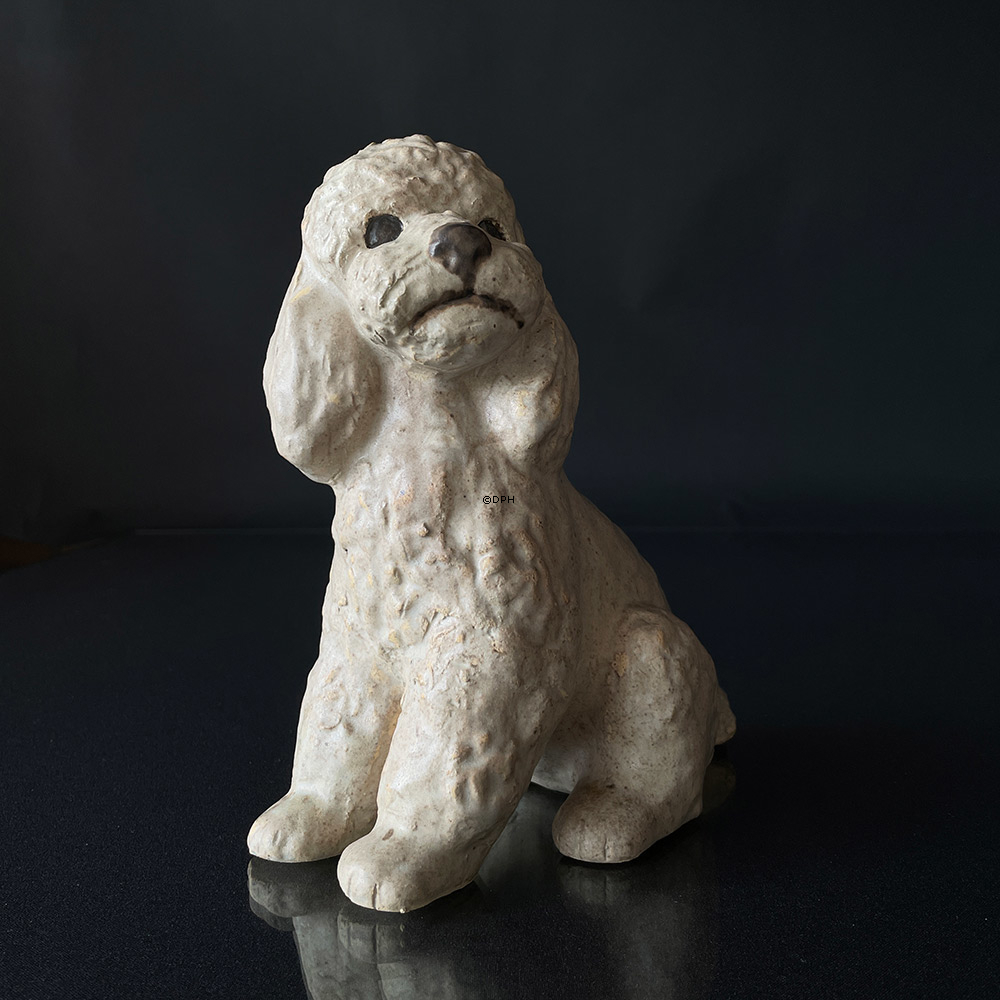 Pudelhund, entworfen und hergestellt von der Keramikerin Elise Glaffey.