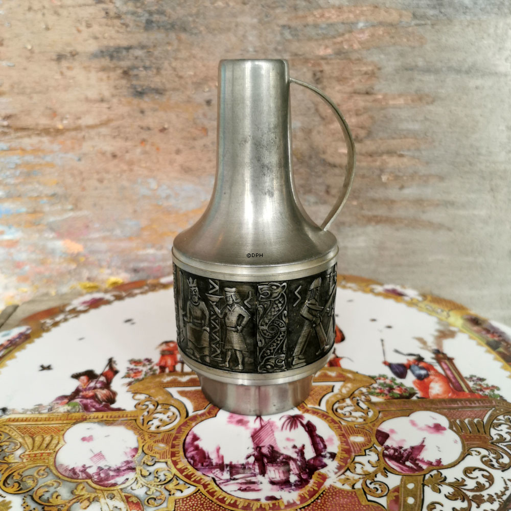 Norwegischer Zinnkrug mit Henkel und Motiv aus dem Mittelalter