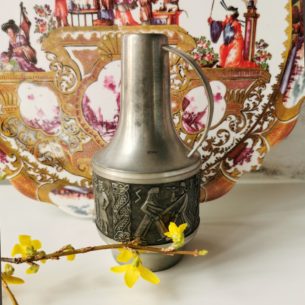 Norwegischer Zinnkrug mit Henkel und Motiv aus dem Mittelalter