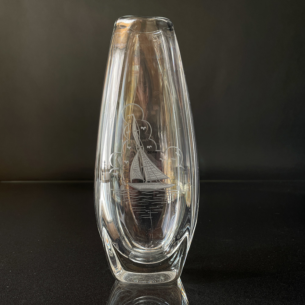 Vintage Glasvase mit Schnitten "Motiv Segelschiff"