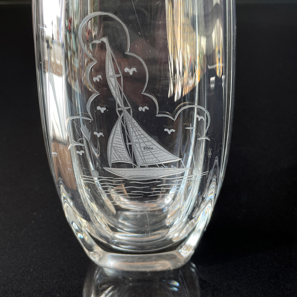 Vintage Glasvase mit Schnitten "Motiv Segelschiff"