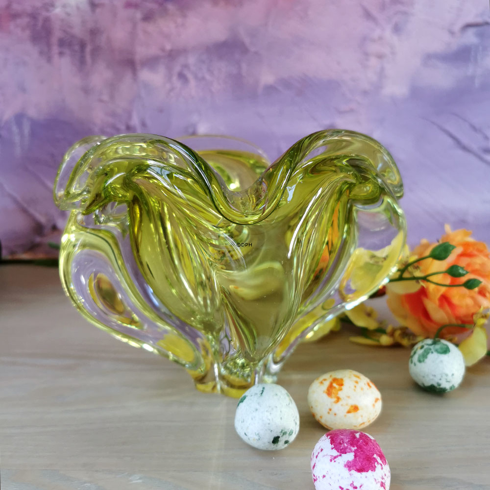 Glasschale, hellgrün, asymmetrischer Rand