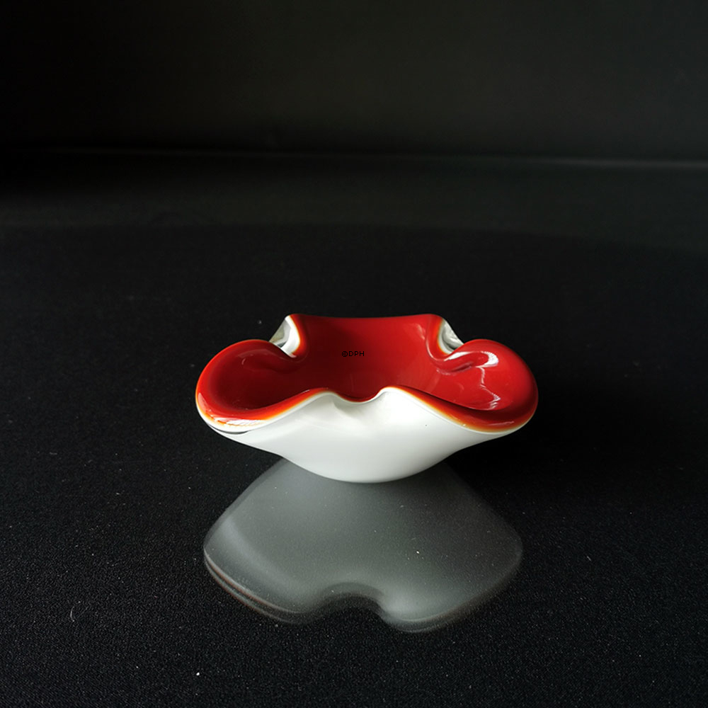 Glasschale, rot, asymmetrischer Rand