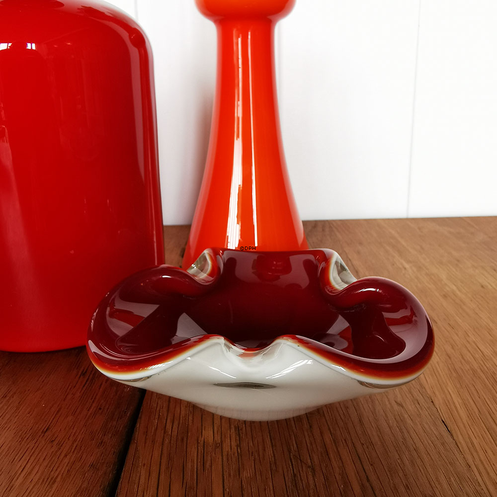 Glasschale, rot, asymmetrischer Rand