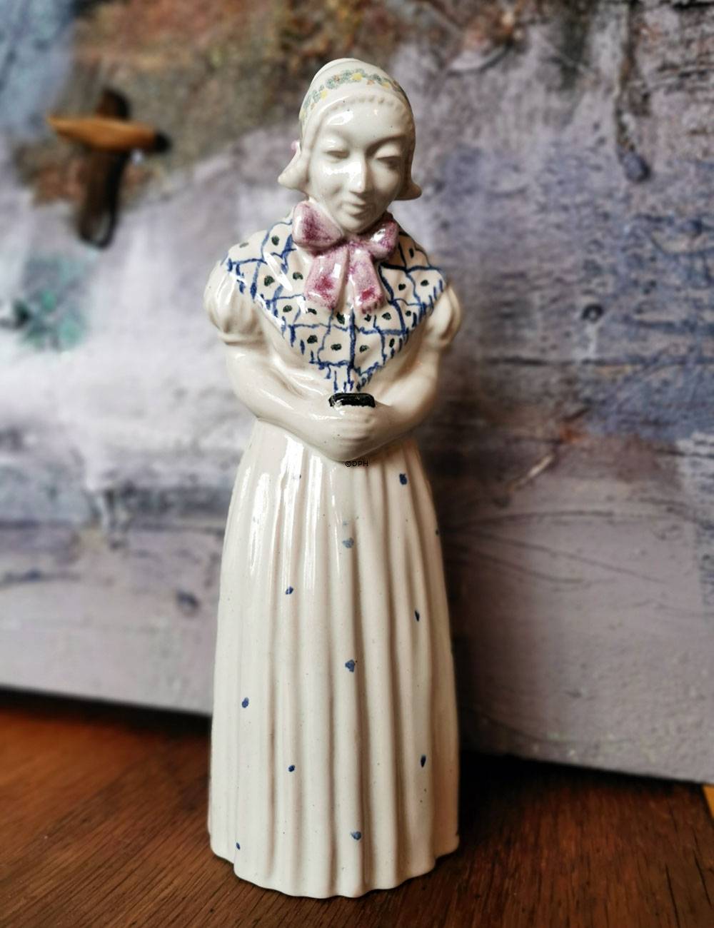 Frau mit Gesangbuch, Nr. 4418-k2, Keramik, Michael Andersen & Søn