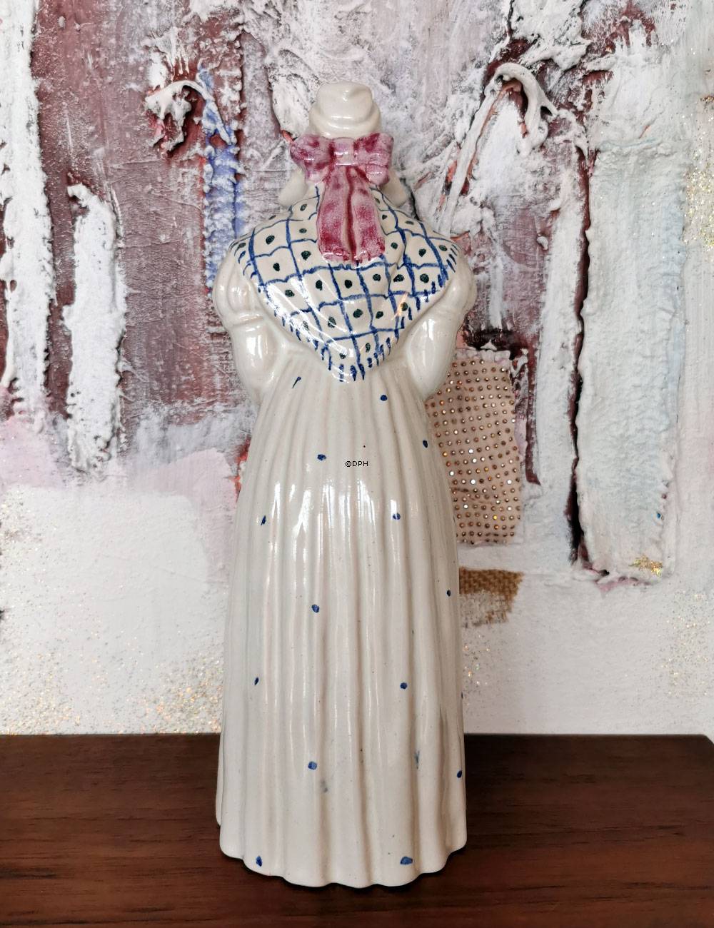 Frau mit Gesangbuch, Nr. 4418-k2, Keramik, Michael Andersen & Søn