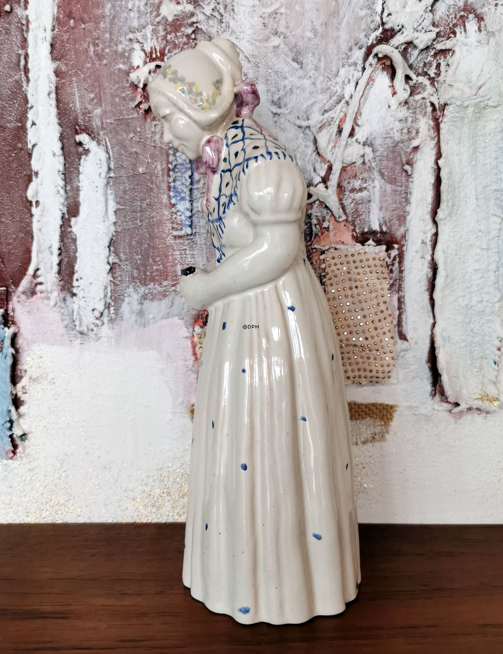 Frau mit Gesangbuch, Nr. 4418-k2, Keramik, Michael Andersen & Søn