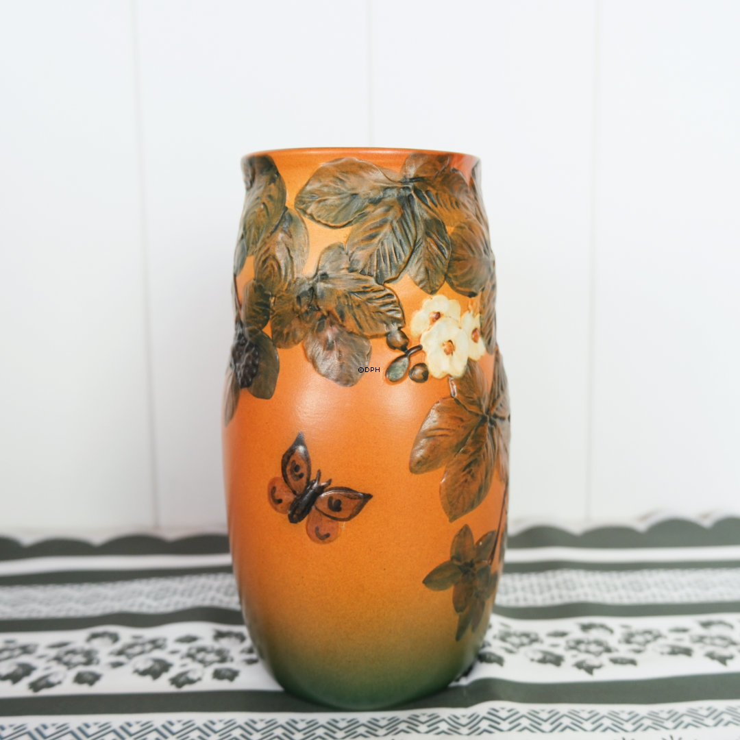 Ipsen Vase mit Brombeerblättern, Blüten und Früchten Nr. 794 VII