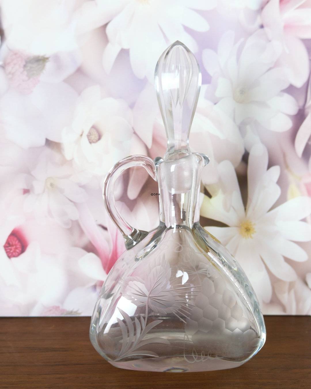 Kristallkaraffe mit handgeschliffenem Traubenmotiv