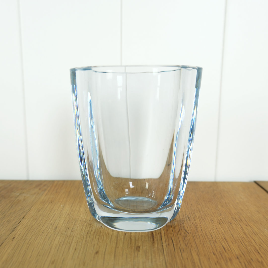 Kleine dreieckige Vase aus massivem Glas