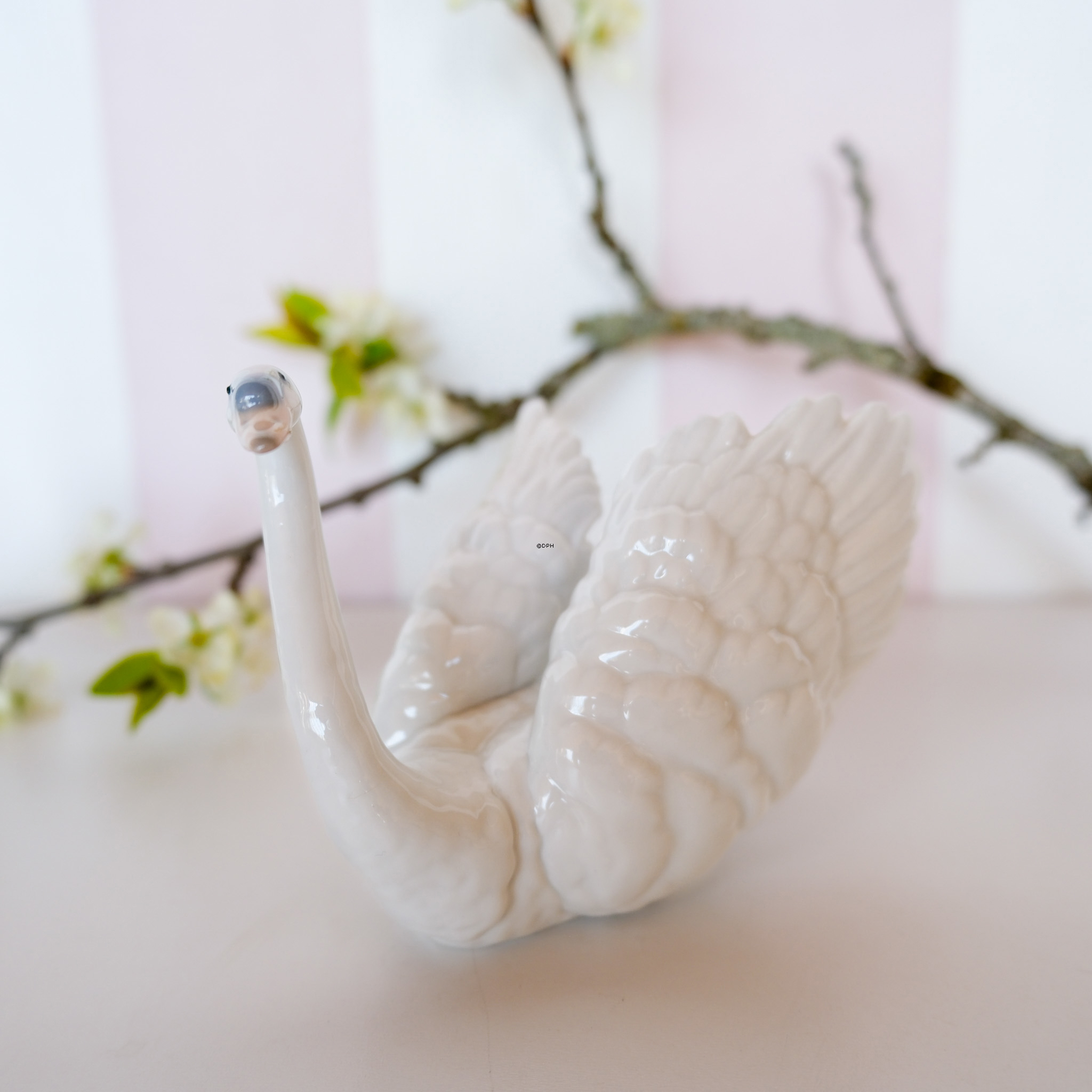 Lladro Figur Nr. 6175, Schwan mit ausgebreiteten Flügeln