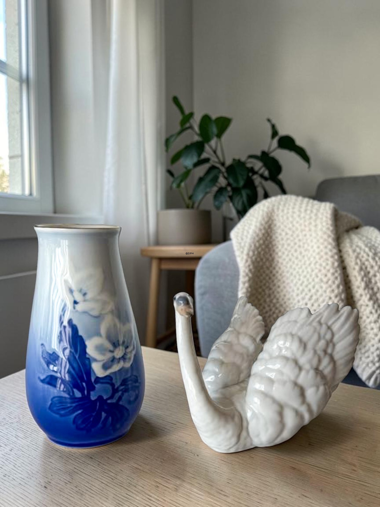 Lladro Figur Nr. 6175, Schwan mit ausgebreiteten Flügeln