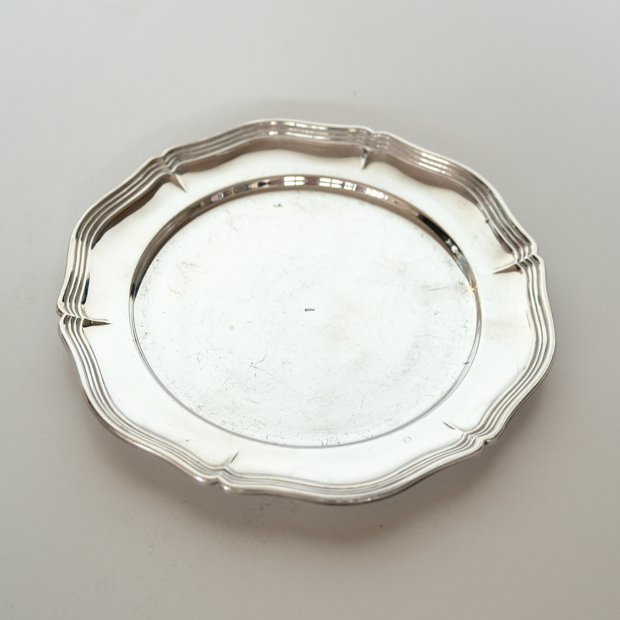 Glasuntersetzer in Silberfinish 15 cm Rokokostil mit Gebrauchsspuren