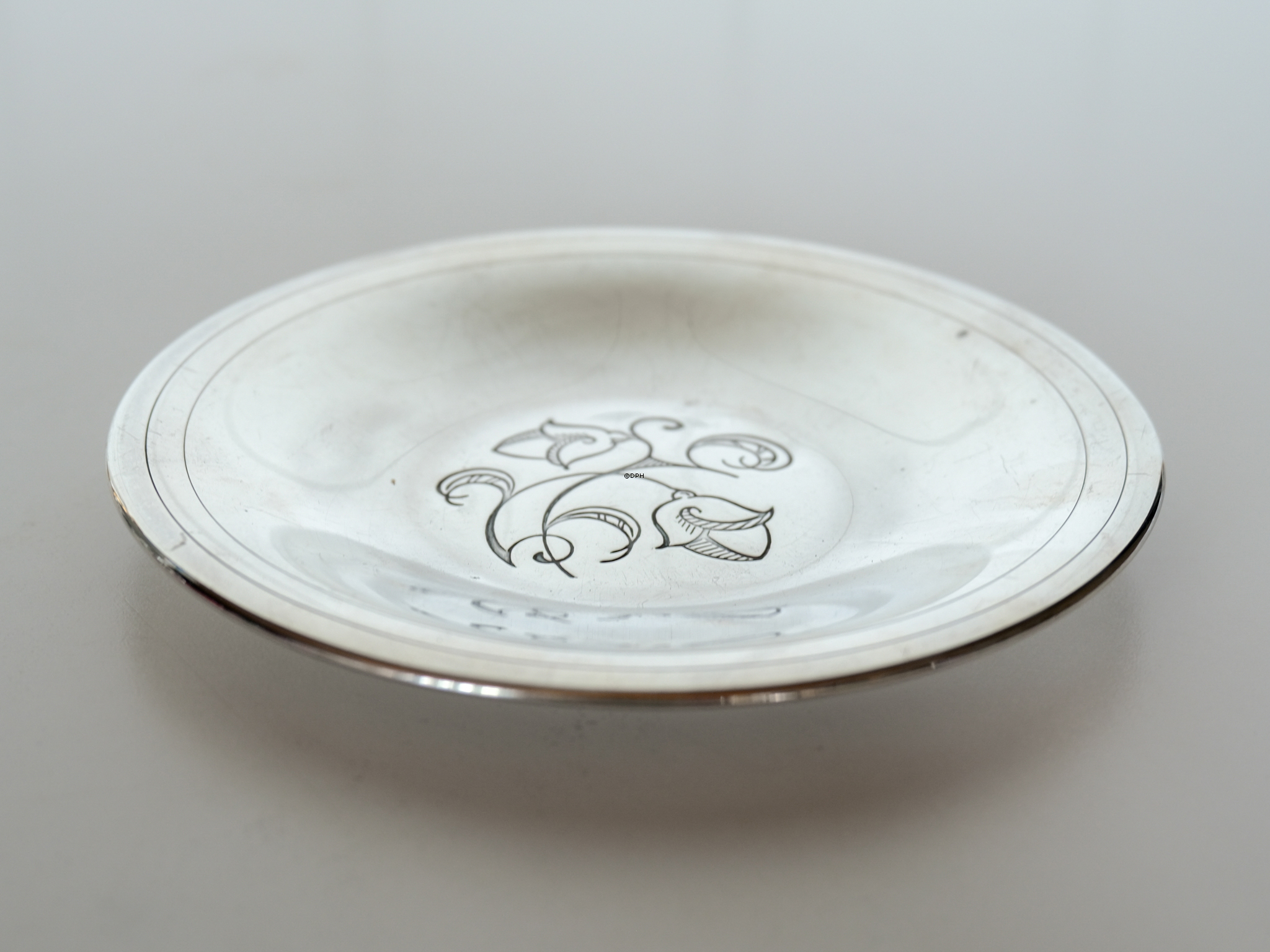 Dekoratives Tablett mit Blumenmotiv in der Mitte 16 cm