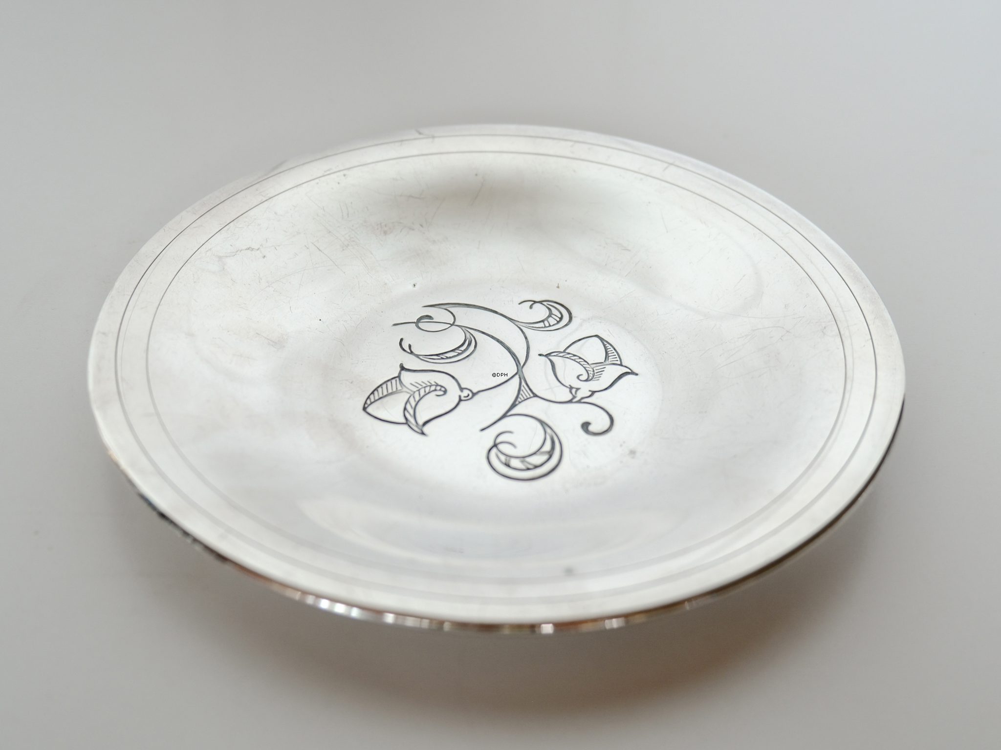 Dekoratives Tablett mit Blumenmotiv in der Mitte 16 cm