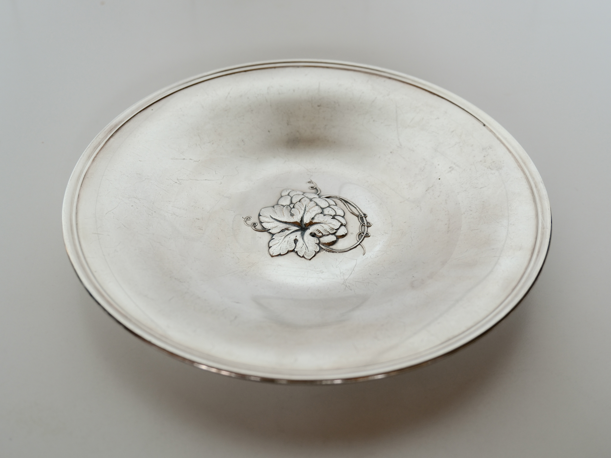 Silberfarbenes Tablett mit Blumen in der Mitte, 23 cm
