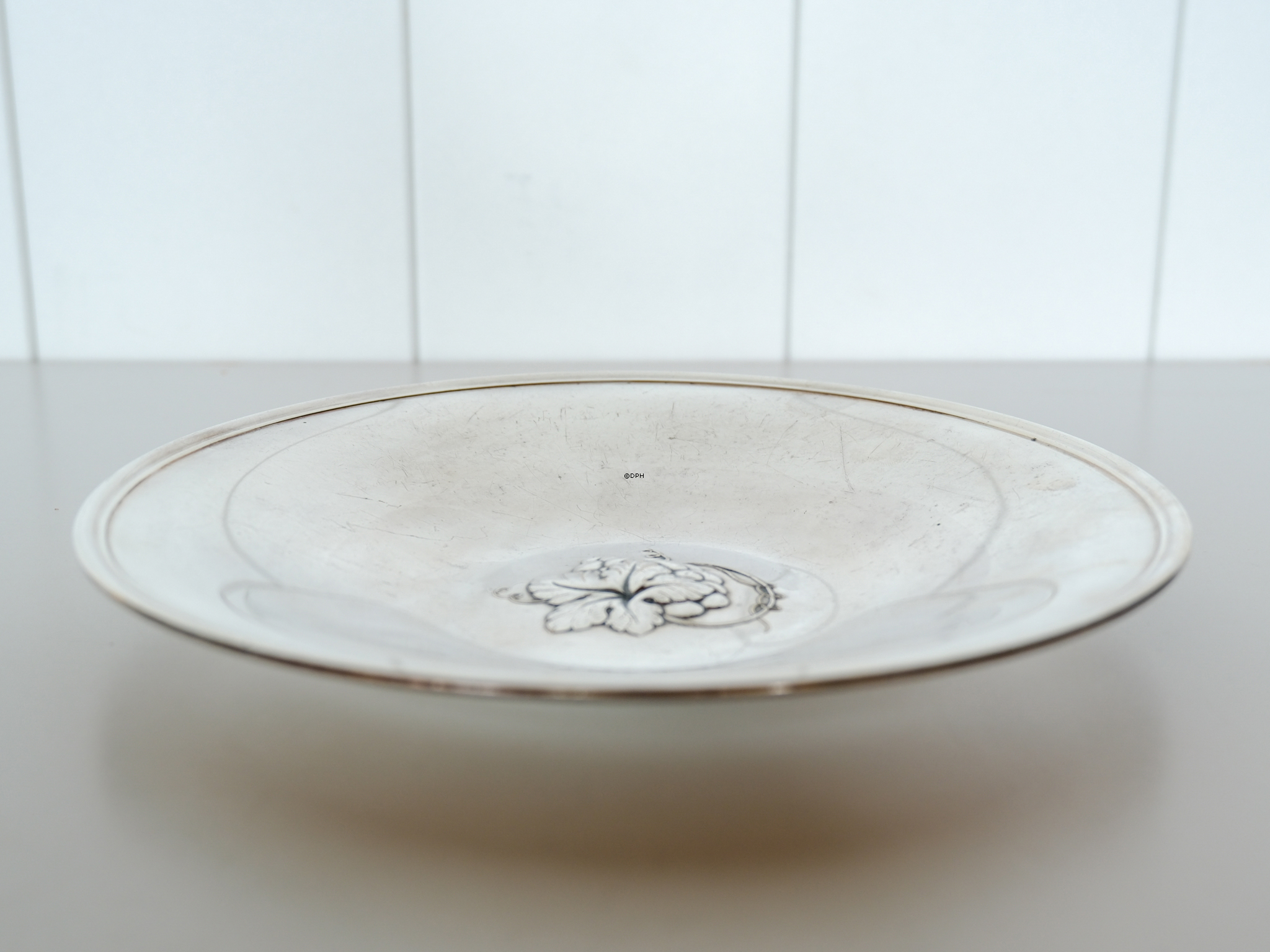 Silberfarbenes Tablett mit Blumen in der Mitte, 23 cm