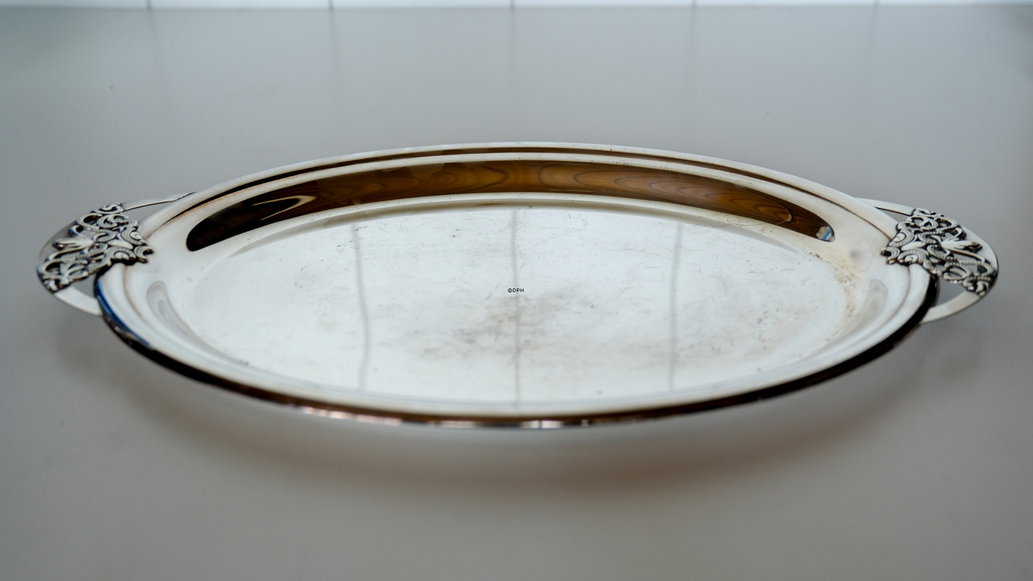 Ovale Servierplatte mit Henkeln 36 cm in Silberfinish