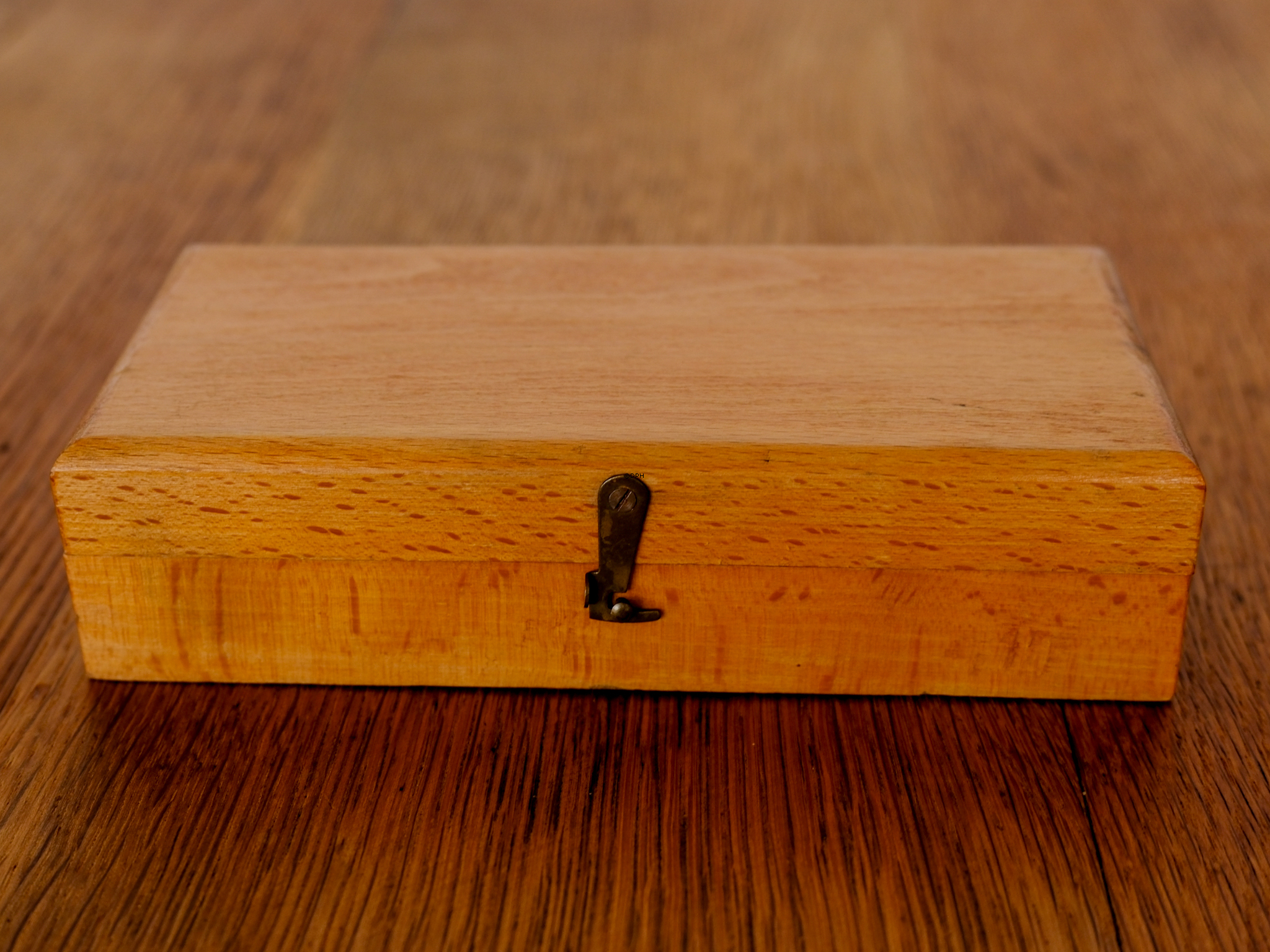 Holzkasten mit Gewichten