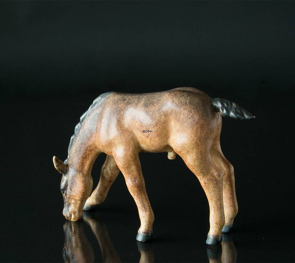 Fohlen (Pferd) stehend, Keramik