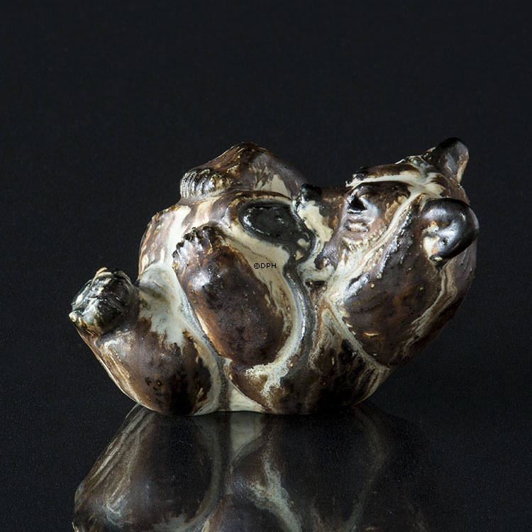 Arne Ingdam Keramik Bär beißt sich im Fuß