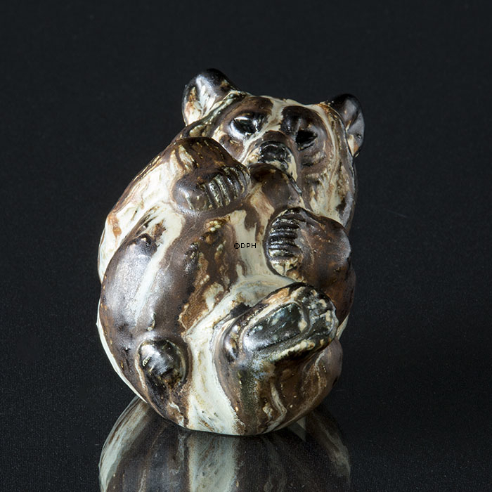 Arne Ingdam Keramik Bär beißt sich im Fuß