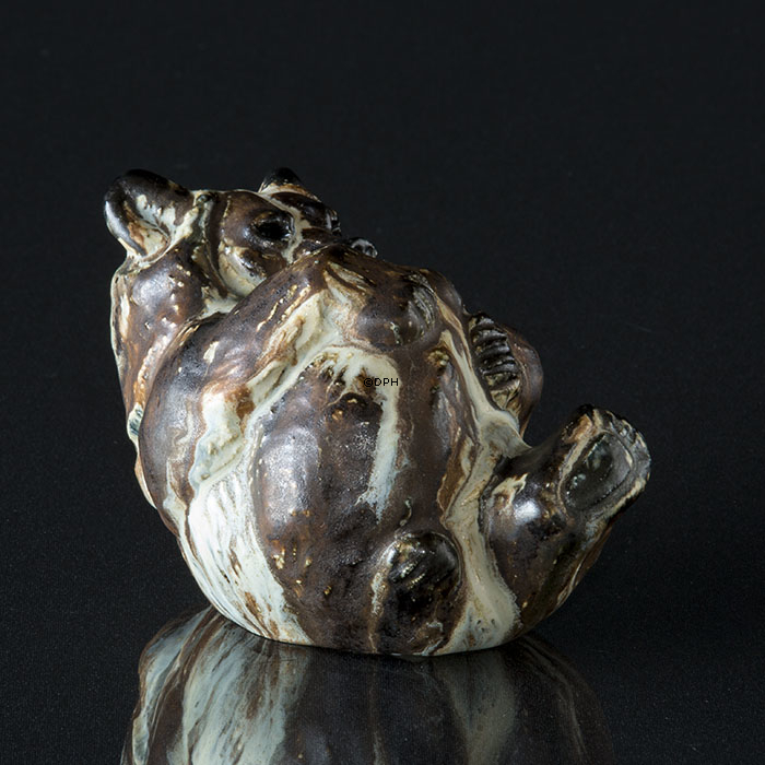 Arne Ingdam Keramik Bär beißt sich im Fuß