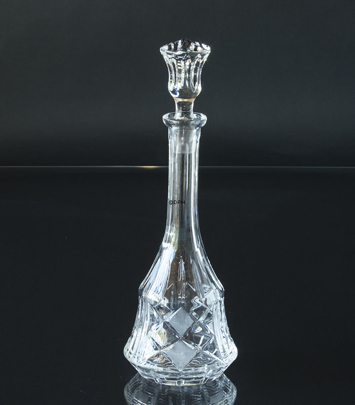 Hohe Karafe in Glas mit Schliff