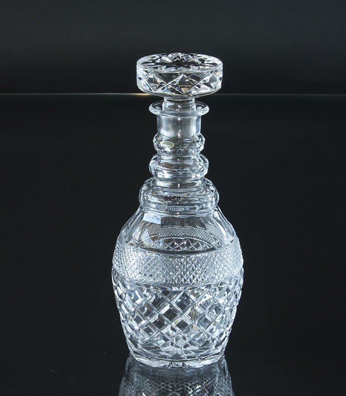 Karafe in Glas mit Schliff