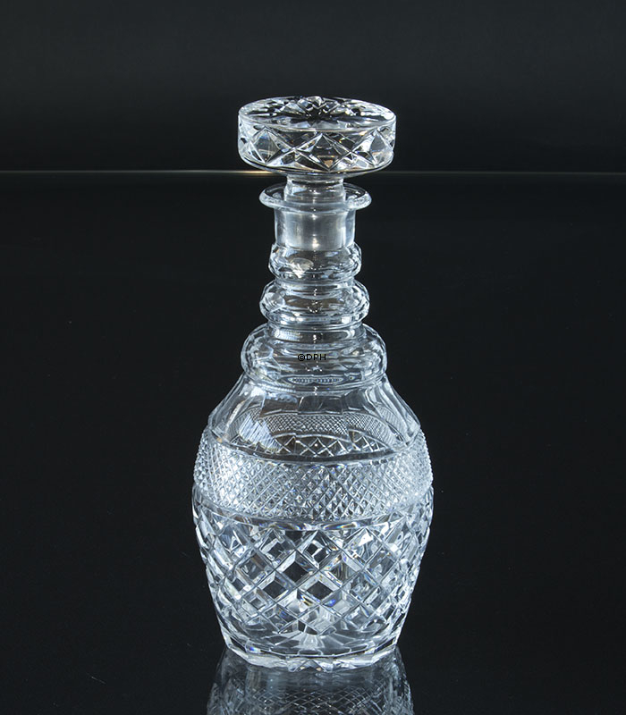 Karafe in Glas mit Schliff